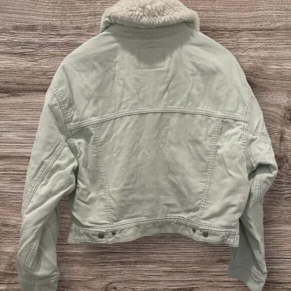 LEVI'S Women's Corduroy Sherpa Baby Baggy Trucker Jacket - Picture 4 of 5